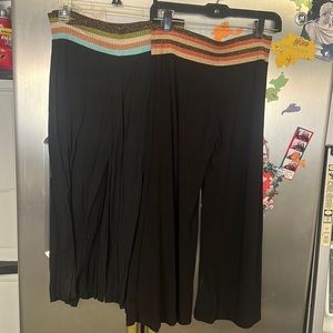 Hip hugging elastic Capri pants. Cotton/poly blend.